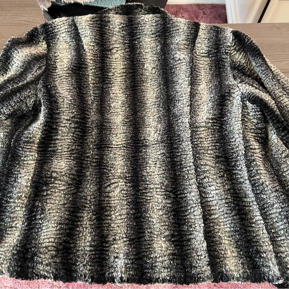 LIKE new coat🖤 - Picture 5 of 7